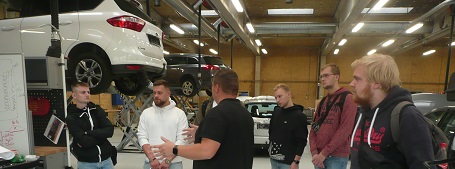Auszubildende Kraftfahrzeugmechatroniker lernen in Dänemark
